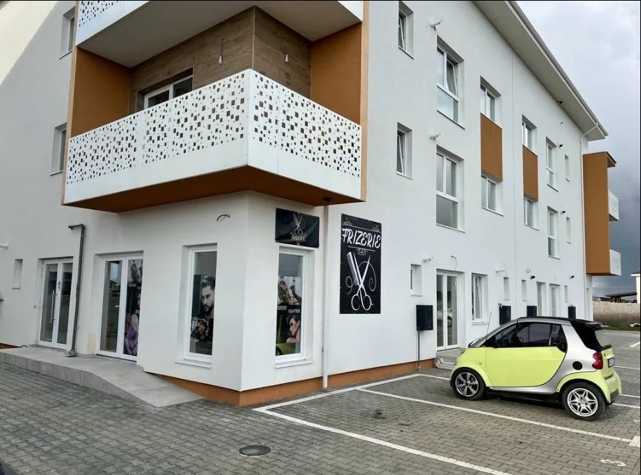 Exteriorul salonului