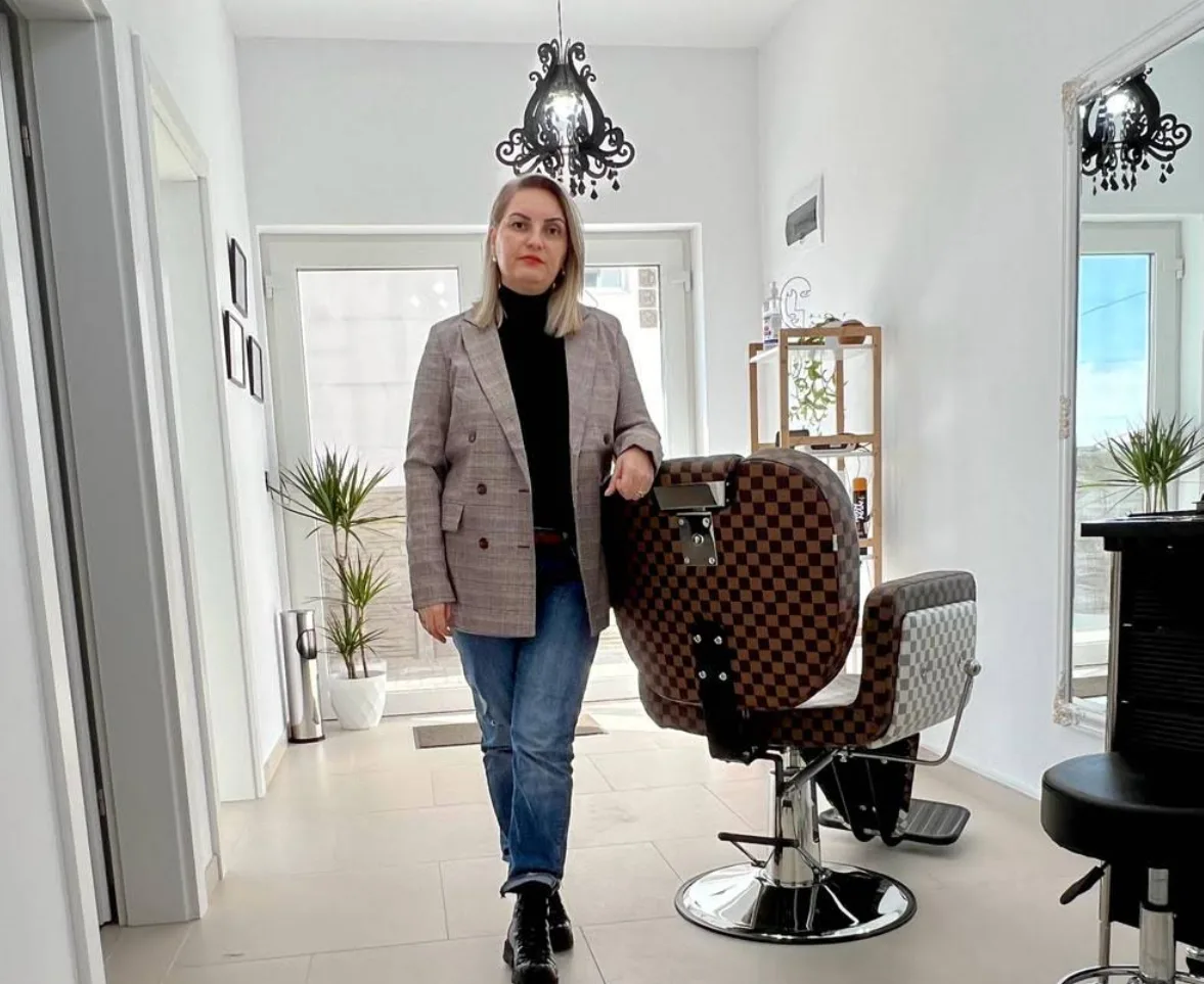 Oana Negrea în salon